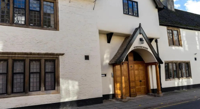 Premiere City Centre Apartment with Gated Parking and Excellent Feedback, Big Double Bedroom, Balcony, Courtyard Garden, Ideal for Long Stays, WFH, Getaways and Ongoing Contracts