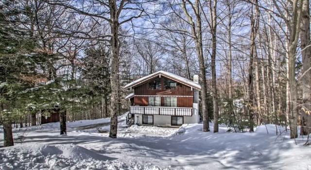 Коттедж с 3 комнатами с балконом Swiss-style Chalet w/ Fireplace - Near Story Land!