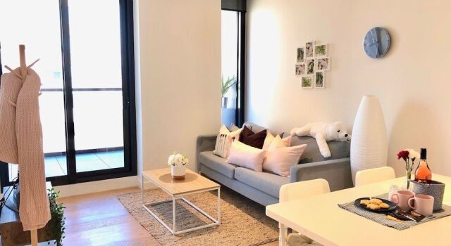 Deluxe and Brand New Lakeside Apartment, Забронировать Апартаменты/квартира Мельбурн Melbourne Region, рядом с Больница Alfred