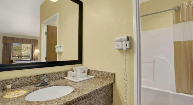Номер Standard Days Inn by Wyndham Globe