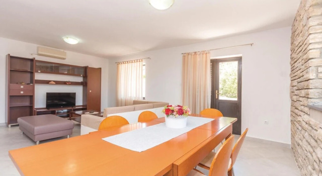 Holiday Home Crljenica Bb Cr, Забронировать Отель Бибинье Задарская жупания, рядом с Пляж Бибиньски Мликарич