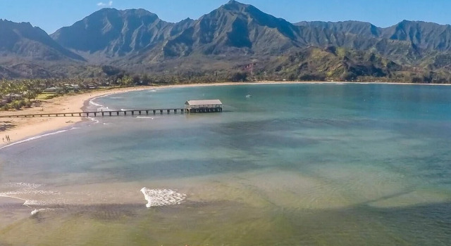 Коттедж с 5 комнатами с балконом Hanalei Beach House 5 Bedroom Home by RedAwning