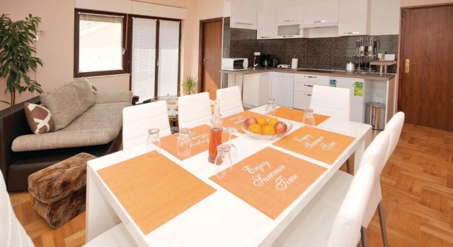 Stunning Home in Okrug Gornji With Wifi and 2 Bedrooms