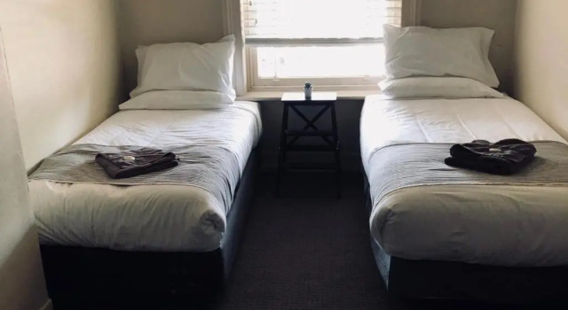 Кровать в общем номере The Woolpack Hotel