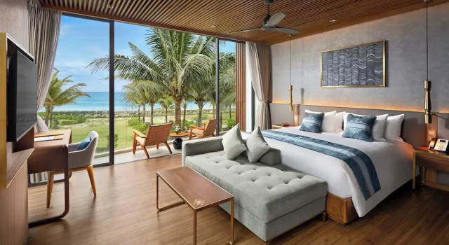 Вилла с 2 комнатами рядом с пляжем Royal Beachfront Villas & Spa Danang