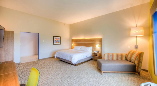 Двухместный люкс с видом на озеро Holiday Inn Express & Suites - Remington by IHG
