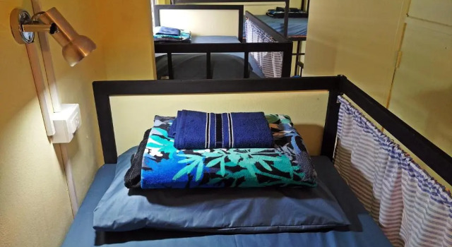 Кровать в общем номере Pailin Guest House