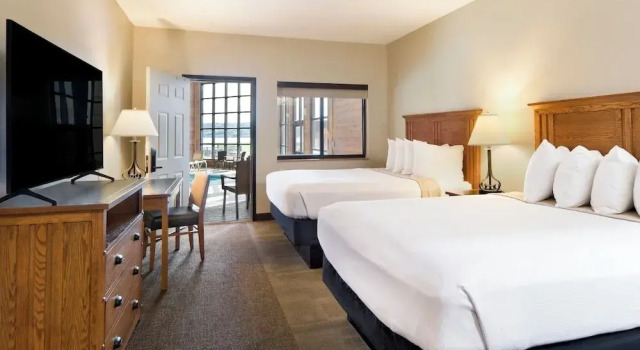 Четырёхместный номер Standard с красивым видом из окна Cedar Shore Resort