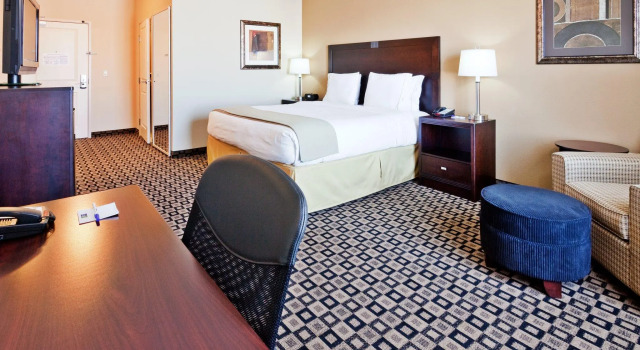 Четырёхместный номер Standard Holiday Inn Express & Suites Clovis by IHG