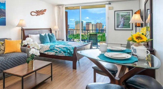 Marine Surf Waikiki w/ Beach Gear & Parking!