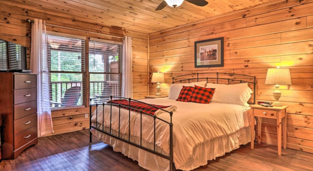 Cabin w/ Deck + Fireplace < 3 Mi to Dollywood!, Забронировать Дом для отпуска Виллы Пиджен-Фордж, рядом с Tennessee Shine, Вилла