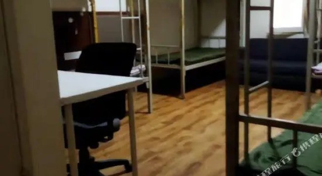 Кровать в общем номере Elan Hotel (Dalian Railway Station Baiweinian)