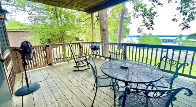 Lake view King Studio with full kitchen, deck overlooking Lake Ouachita, king bed and queen sleeper sofa by RedAwning, Boek Hotel Hotels in Missouri met zwembad, Zwembad