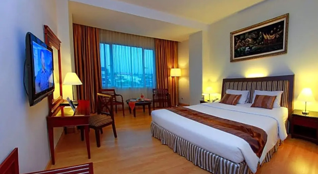 Полулюкс Rocky Plaza Hotel Padang