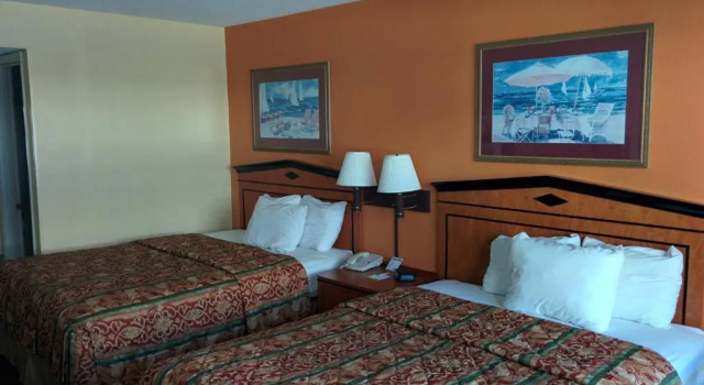 Четырёхместный номер Standard Days Inn by Wyndham Myrtle Beach-Beach Front