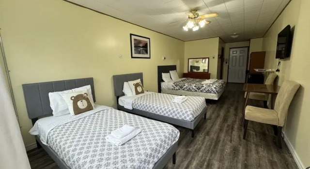 Номер Standard с балконом и с видом на озеро Lake Sparrow Guest House Inc