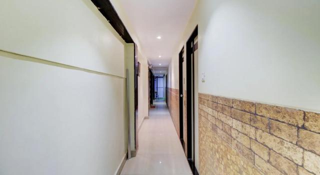 OYO 77255 Hotel Royal Plaza