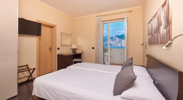Двухместный номер Standard с балконом и с видом на озеро Hotel Villa Smeralda