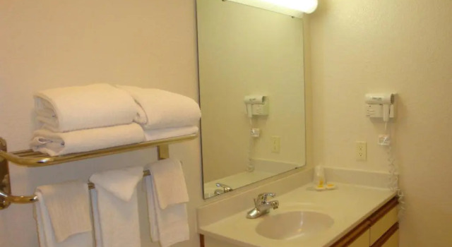 Двухместный номер Standard Days Inn & Suites by Wyndham Green Bay WI