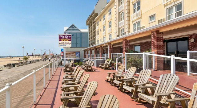 Четырёхместный номер Standard с красивым видом из окна Plim Plaza Hotel