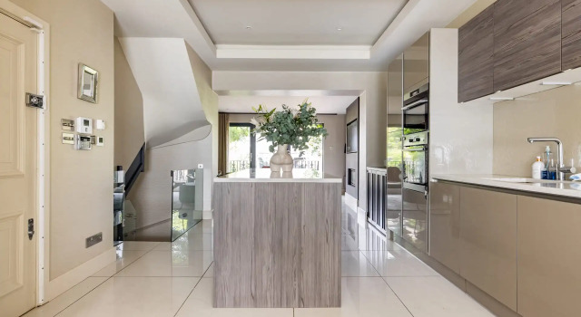 Bright South Kensington Garden Maisonette with AC and Gym Room, Забронировать Апартаменты/квартира Кенсингтон и Челси Лондон, рядом с Саут Кенсингтон