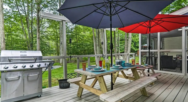 Коттедж Lake & Pool Access: Home Near Tobyhanna State Park