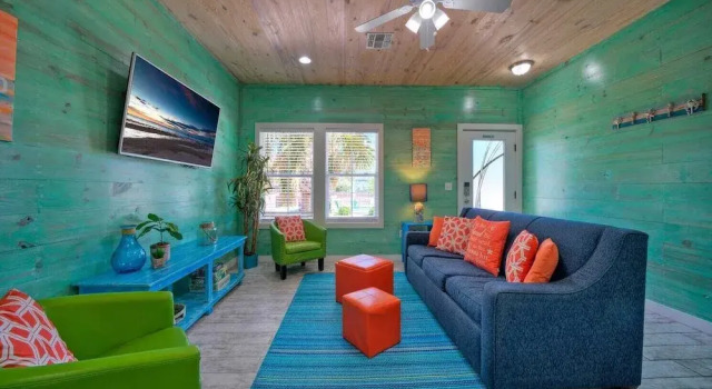 Shared Pool, Walkable to Beach, Vibrant Beachy Design! Bay Bliss by Avantstay