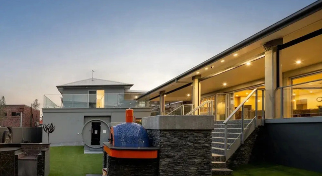 Апартаменты Striking Luxury Home With Garden & BBQ