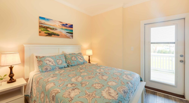 Апартаменты Emerald Isle Vacation Home Walk to Beach!