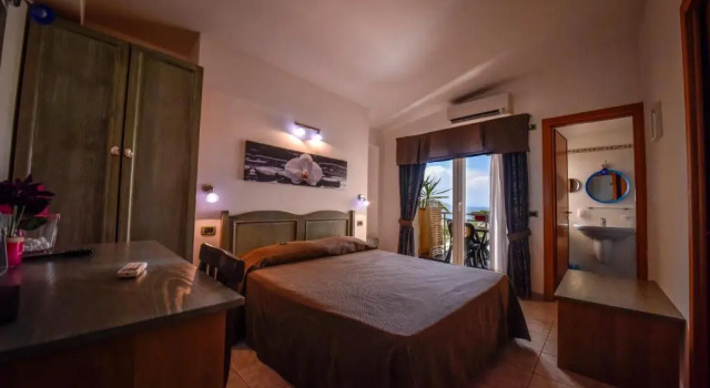 Трёхместный номер Standard с видом на море Hotel La Villa