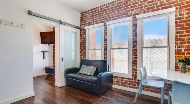 Люкс c 1 комнатой с видом на улицу Venice Breeze Suites