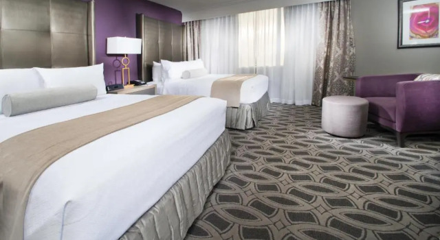 Четырёхместный номер Standard Crowne Plaza Saddle Brook by IHG