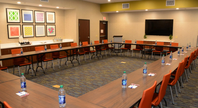 Holiday Inn Express & Suites Pittsburgh - Monroeville, Rezerwuj Hotel Monroeville Pensylwania