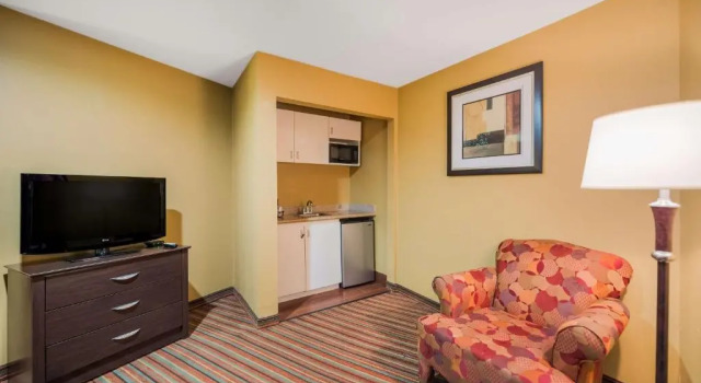 Четырёхместный семейный люкс SureStay Hotel by Best Western Mt Pleasant