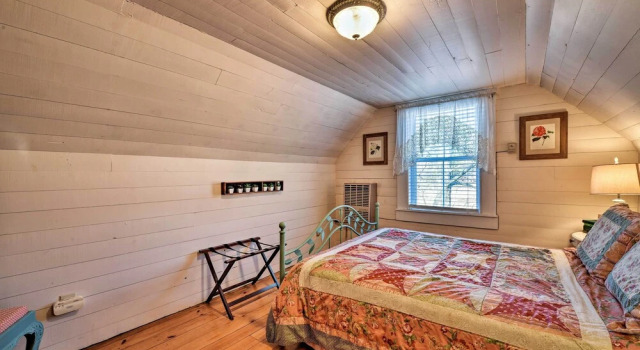 'lil Red Hen' Cottage in the Boone Area w/ Hot Tub, Boek Vakantiehuis West Jefferson North Carolina