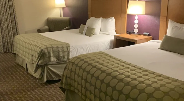 Четырёхместный номер Standard с видом на бассейн Ramada by Wyndham Marquette