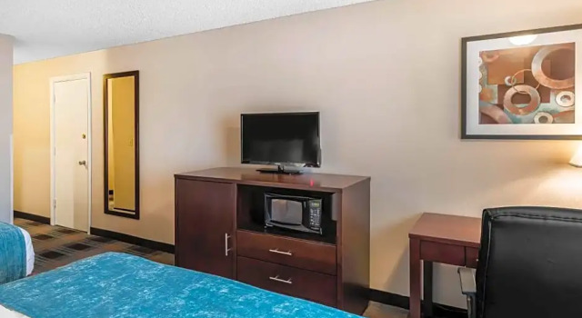 Четырёхместный номер Standard с видом на внутренний двор Clarion Inn near JBLM