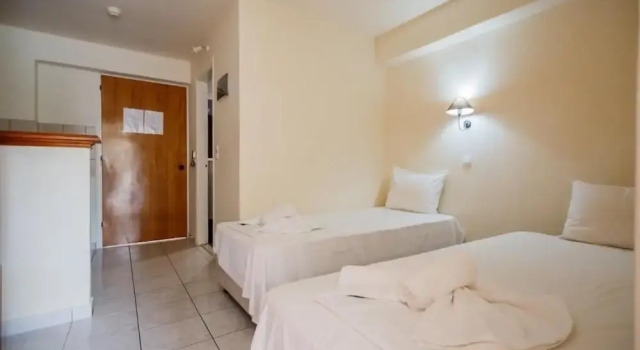 Семейные апартаменты с балконом и с видом на бассейн Vivian Hotel