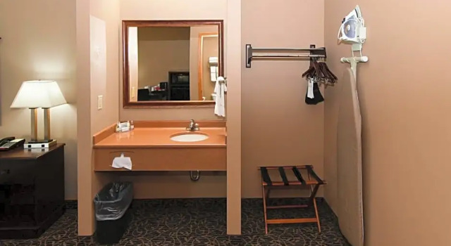 Двухместный люкс Standard Cobblestone Inn & Suites - Denison | Majestic Hills