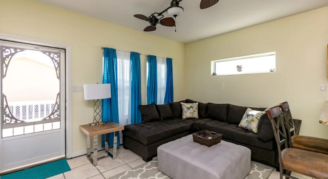 Intimate Resort 2 Blocks from Beach by RedAwning