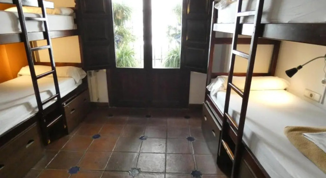 Кровать в общем номере (женский номер) Oasis Backpackers Hostel Granada