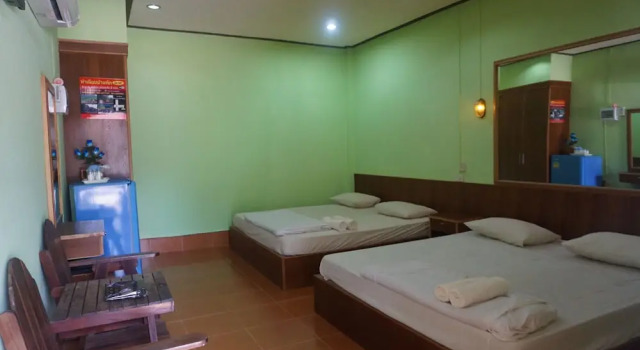 Четырёхместный семейный номер Standard с балконом Thumneab Guesthouse
