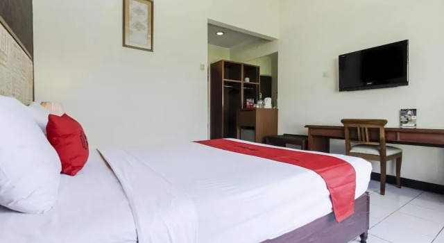 RedDoorz Plus near Grage City Mall, Boek Hotel 3-sterren hotels in North Cirebon, in de buurt van Kanoman Palace, 3*