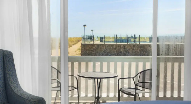 Четырёхместный номер Standard с балконом и с видом на бассейн Waves Oceanfront Resort