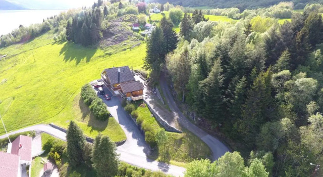 Коттедж Holiday Home Kvernesfjorden