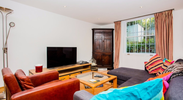 2 Bedroom Apartment with Patio - Sleeps 4, Забронировать Апартаменты/квартира Кенсингтон и Челси Лондон, рядом с Саут Кенсингтон