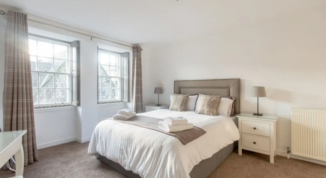 Historic flat on Royal Mile, Забронировать Отель Эдинбург Midlothian, рядом с Железнодорожный вокзал Эдинбург-Уэверли
