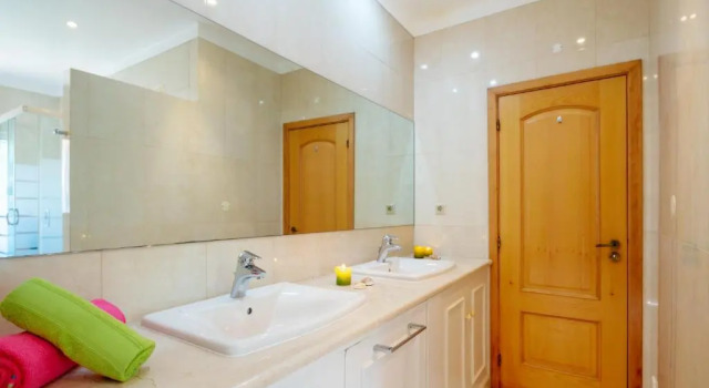 Вилла Villa Savannah - Casa de férias com piscina aquecível e BBQ no Vale do Lobo