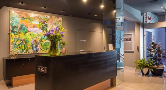 Кровать в общем номере Мансарда Ridge Apartment Hotel