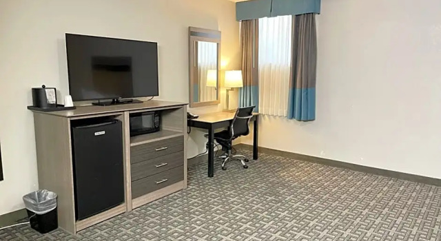 Шестиместный люкс Days Inn & Suites by Wyndham Spokane